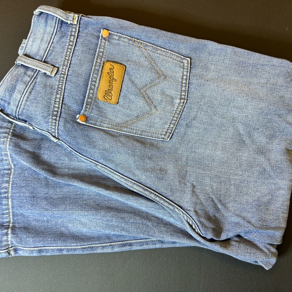 Wrangler Women’s Capri Blue Jeans